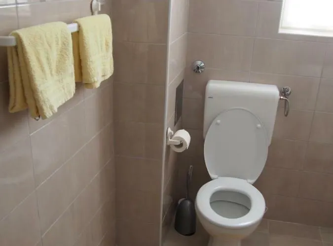 Muzic Budget Double Bed & Breakfast