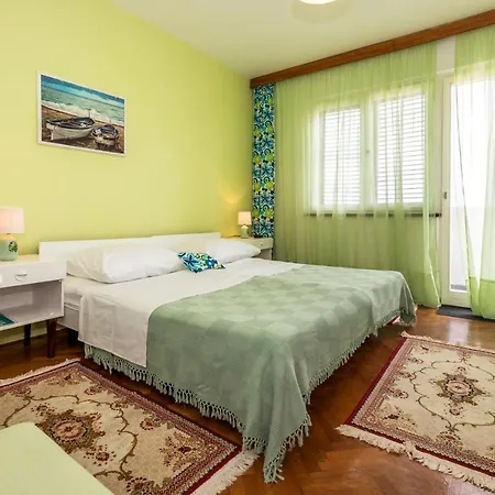 Muzic Budget Double Bed & Breakfast 3*