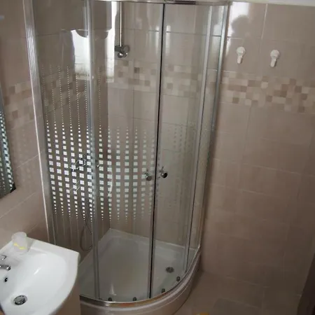 Muzic Budget Double Bed & Breakfast