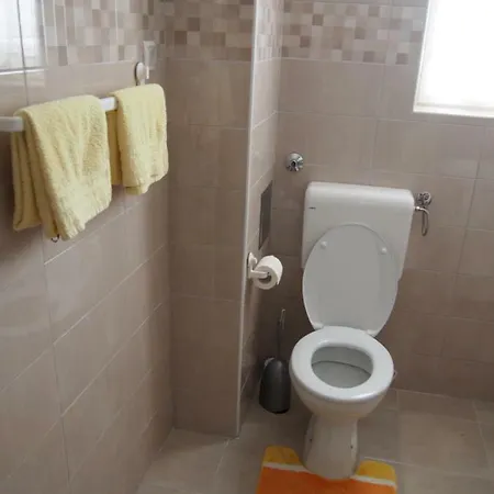 Muzic Budget Double Bed & Breakfast